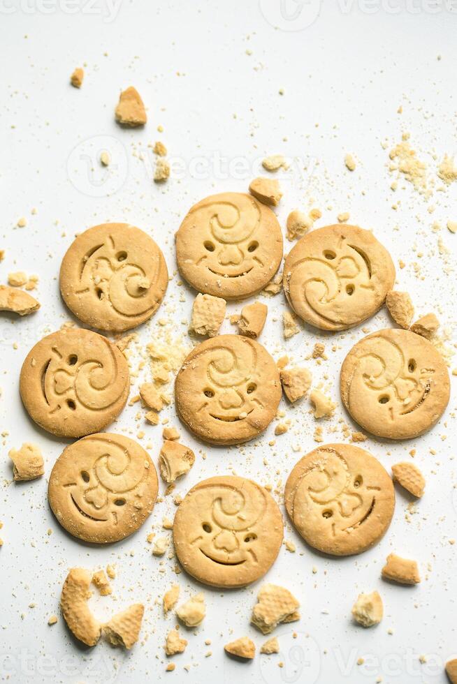 le sable biscuits avec une visage et une sourire.petit rond biscuits saupoudré avec les miettes proche en haut. photo