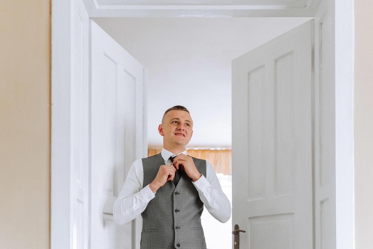 homme dans chemise pansement en haut et ajustement attacher sur cou à maison. mariage journée concept, mode, entreprise, Masculin style. photo