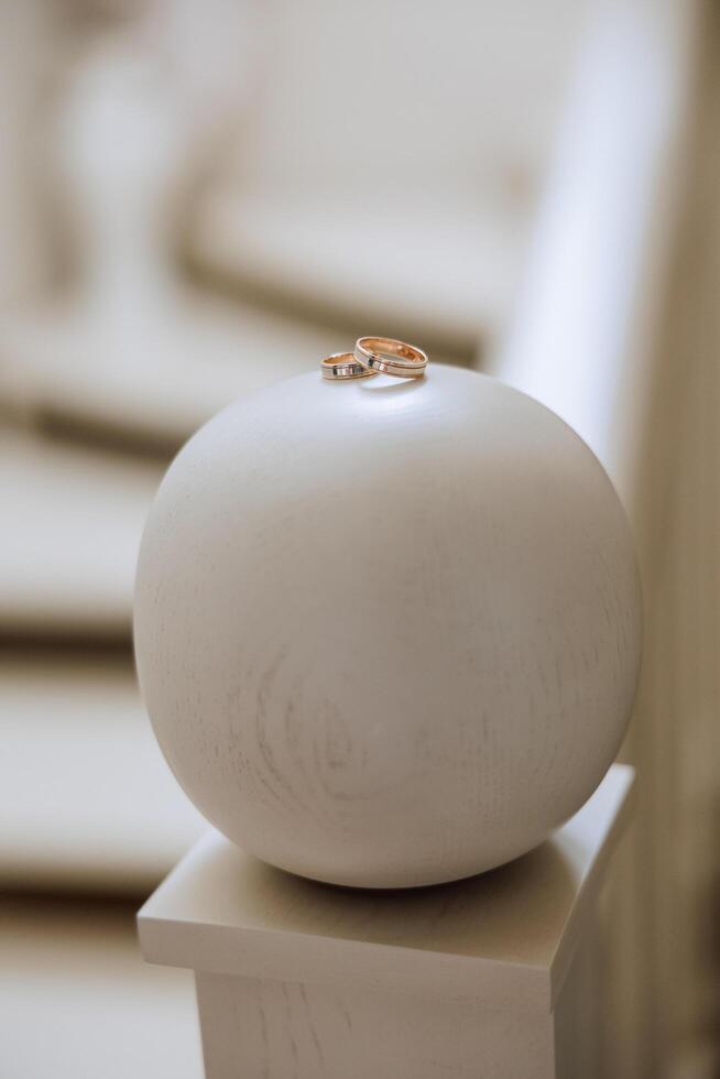 deux or mariage anneaux pour les mariées comme une symbole de éternité. tout est prêt pour le mariage cérémonie. un offre de une main et une cœur photo