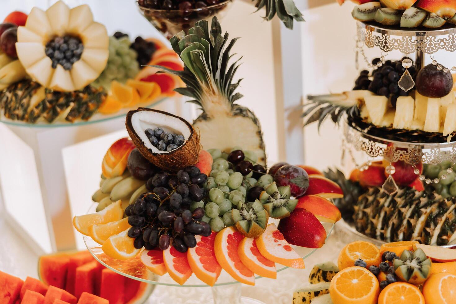 fruit buffet pour une mariage. assortiment de exotique des fruits dans le restaurant. divers compositions de Frais des fruits. photo