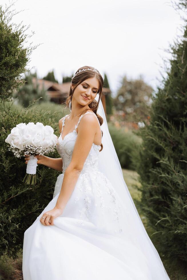 magnifique la mariée avec mariage fleurs bouquet, attrayant femme dans mariage robe. content nouveau marié femme. la mariée avec mariage maquillage et coiffure. souriant la mariée. mariage journée. magnifique la mariée. mariage. photo