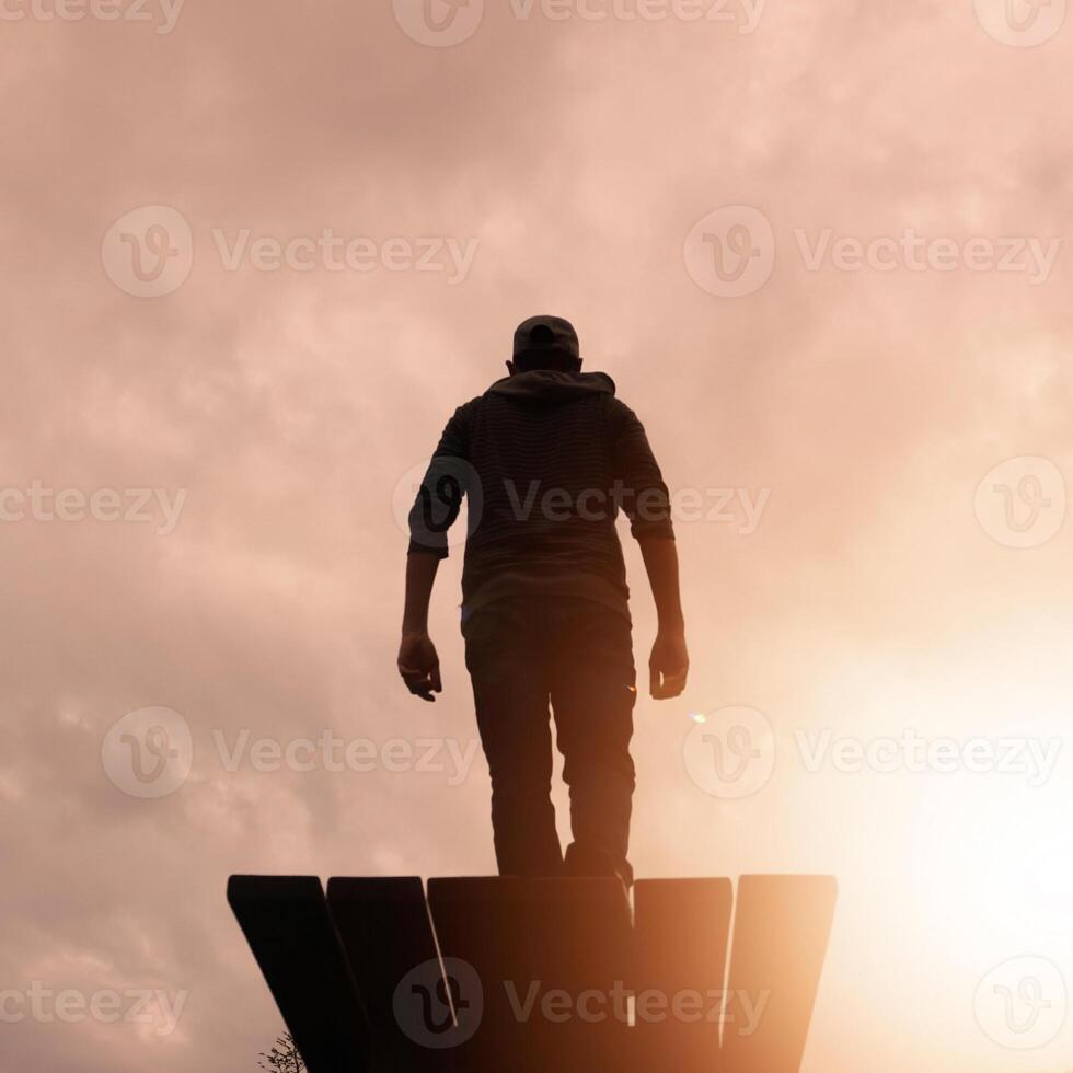 homme silhouette à la recherche à le magnifique le coucher du soleil dans heure d'été photo