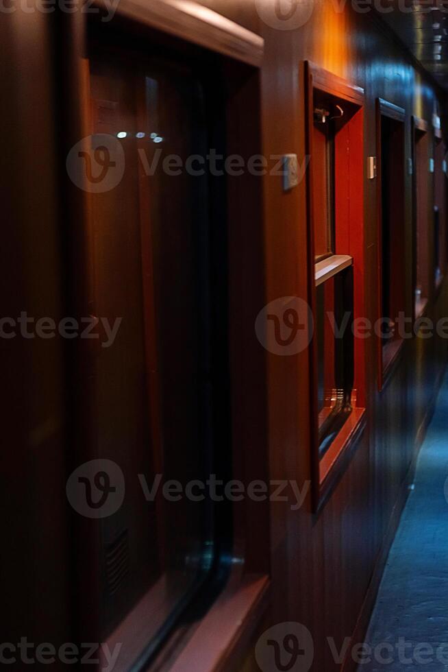 à l'intérieur un vieux sommeil wagon de passager train. photo