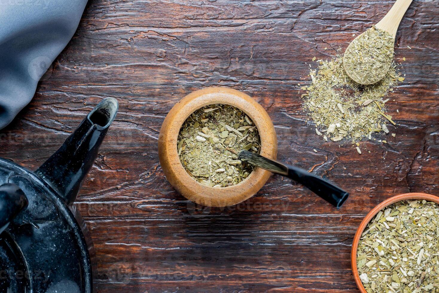 composition de camarade avec yerba camarade et théière. traditionnel boisson de du sud Latin Amérique, principalement dans des pays tel comme Argentine, Uruguay, paraguay et Brésil. photo