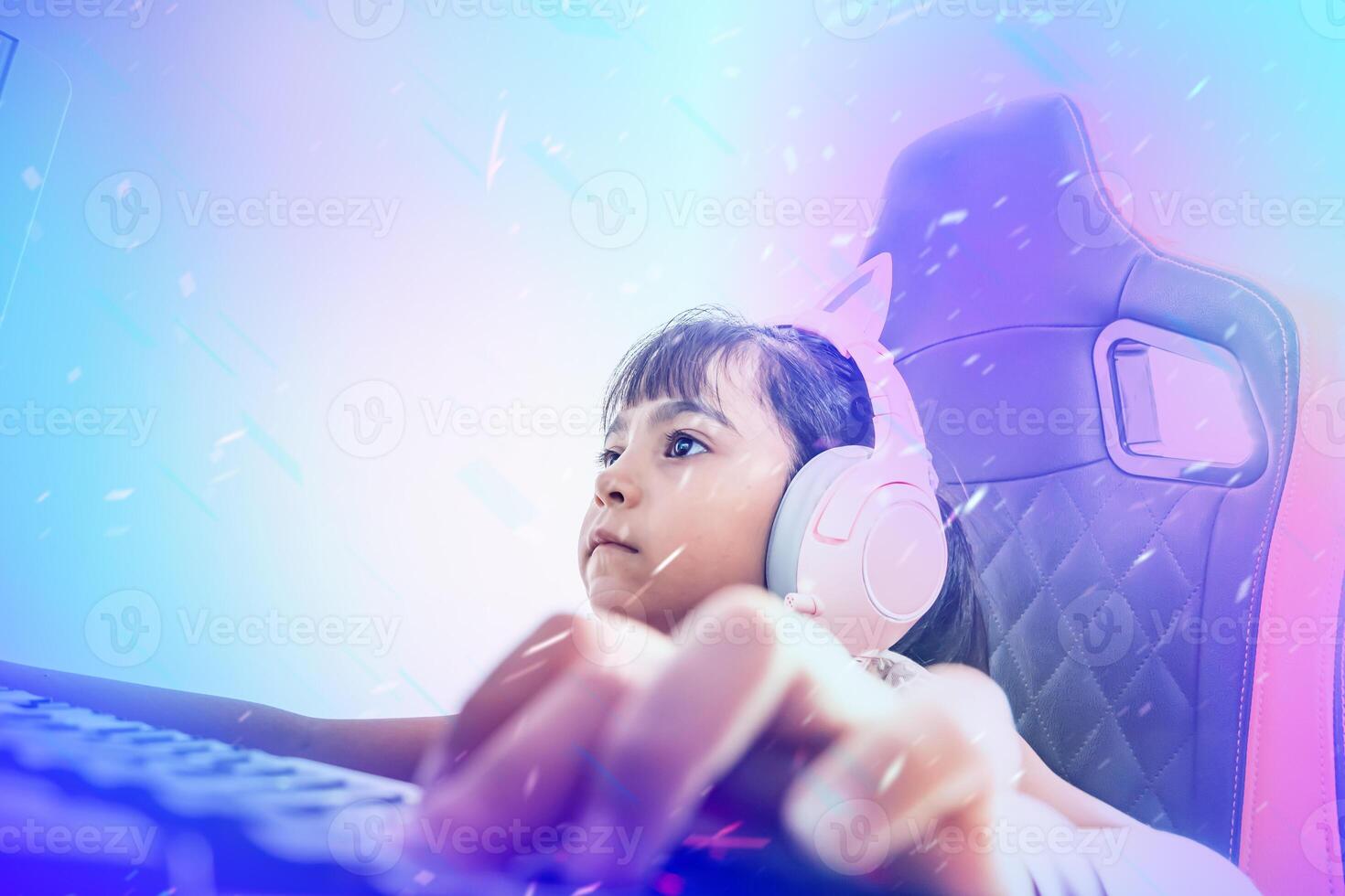 composition avec brillant couleurs de une mignonne peu fille en jouant sur le ordinateur dans le chambre à coucher. elle est une fille banderole portant rose écouteurs et séance dans une jeu chaise. photo