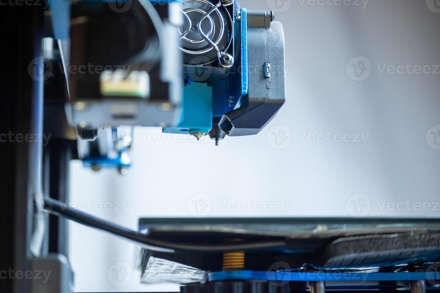 fermer détail de le extrudeuse de une 3d imprimante photo