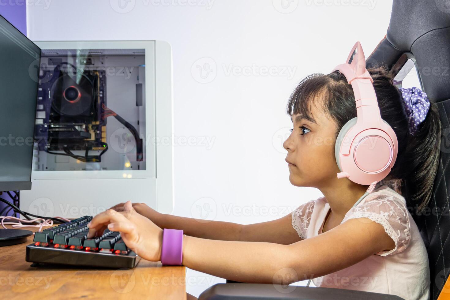 côté photo de une joueur fille en utilisant écouteurs et séance dans une jeu chaise.