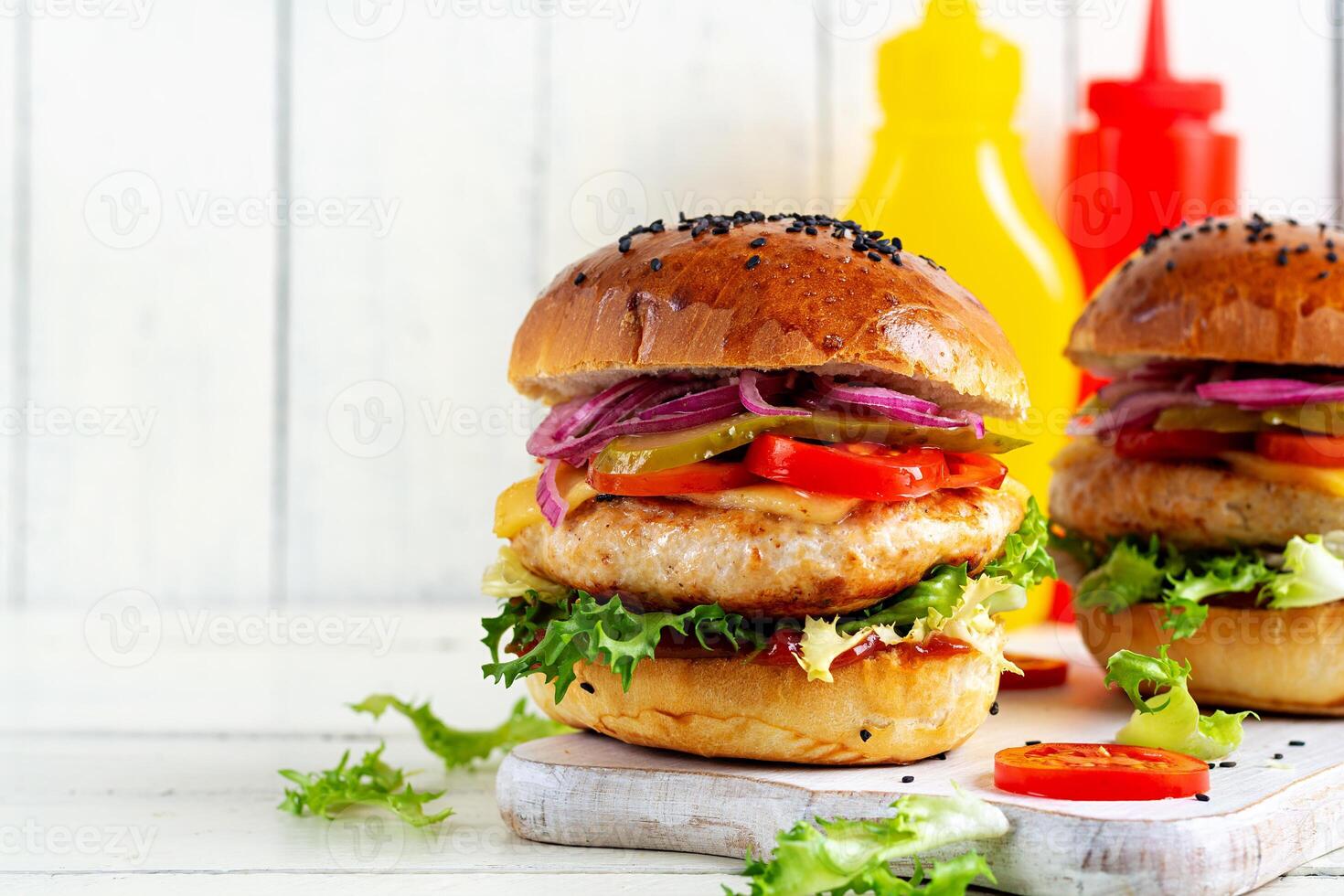 poulet Hamburger. sandwich avec poulet Burger, tomates, fromage, mariné concombre et salade. cheeseburger. photo