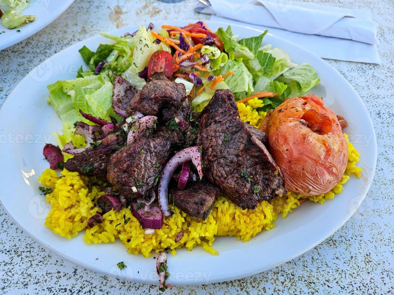 du boeuf et agneau shawarma salade et combo servi dans une restaurant dans favoriser ville Californie photo