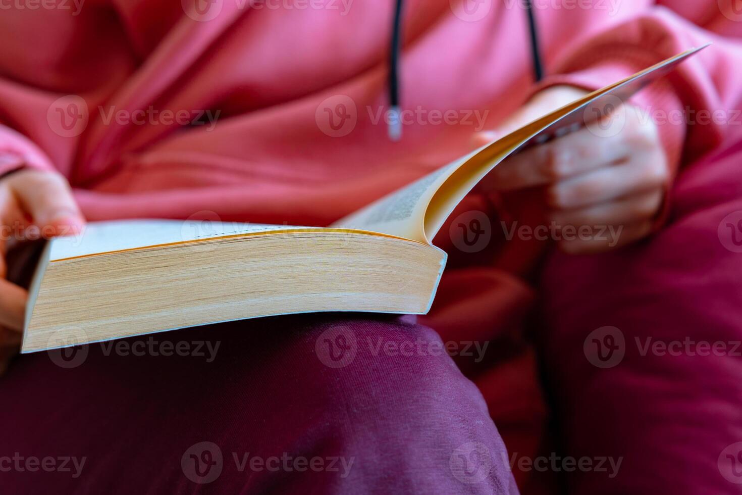 femme ou fille en train de lire ou départ une livre. photo