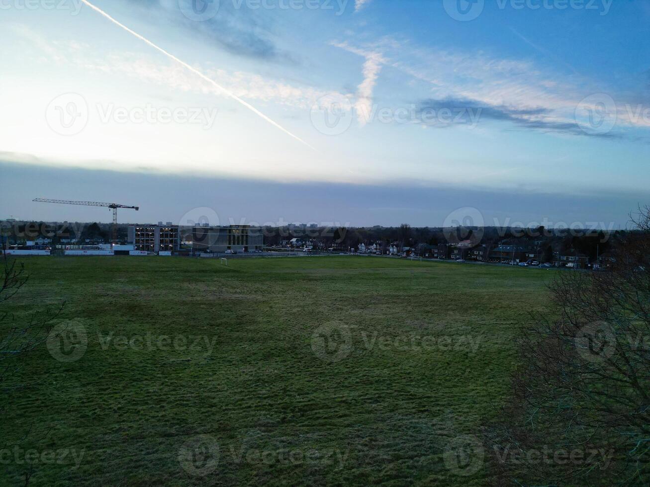 haute angle vue de champ de grange Université route à est luton ville de Angleterre pendant le coucher du soleil. luton, Angleterre Royaume-Uni. fév 19ème, 2024 photo