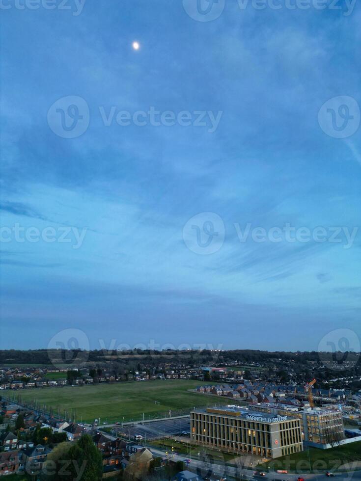 haute angle vue de champ de grange Université route à est luton ville de Angleterre pendant le coucher du soleil. luton, Angleterre Royaume-Uni. fév 19ème, 2024 photo
