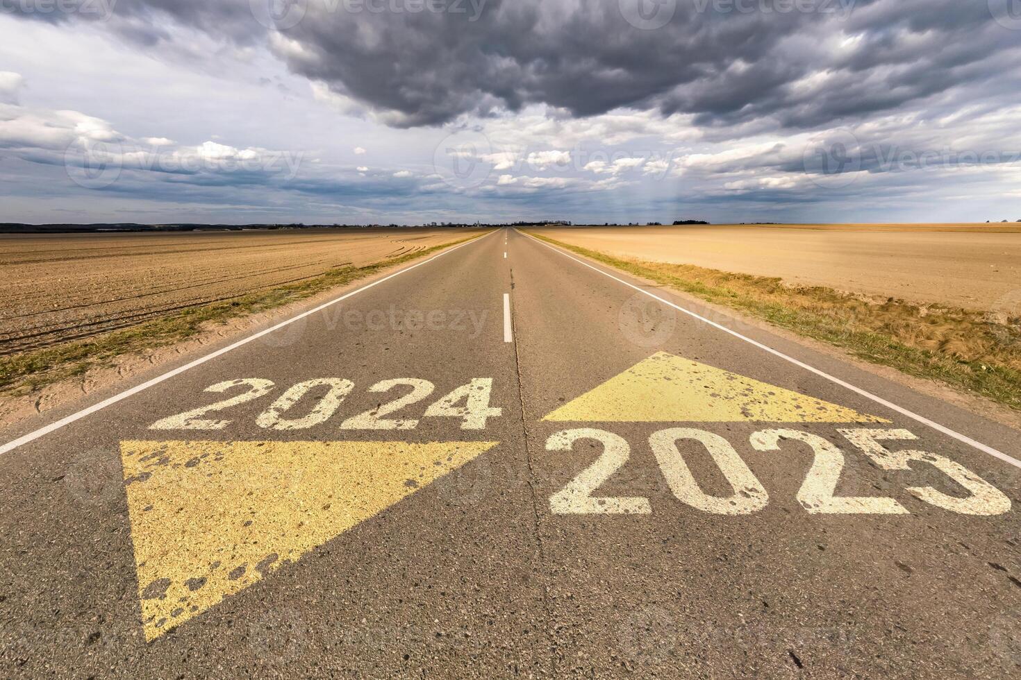 Nombres 2025 aller et début sur asphalte route Autoroute avec lever du soleil ou le coucher du soleil ciel Contexte. concept de destination dans avenir, liberté, travail commencer, courir, planification, défi, cible, Nouveau année photo