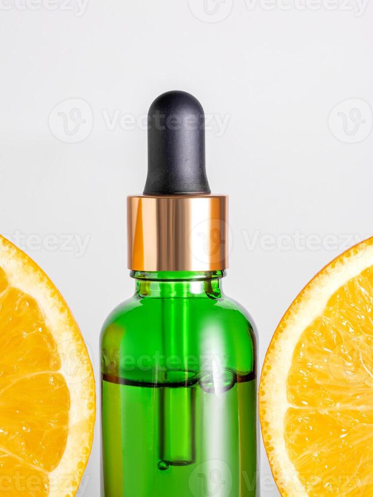 cosmétique BIO, vitamine c extrait. tranches de Orange et sérum compte-gouttes bouteille sur blanc Contexte. peau se soucier concept photo