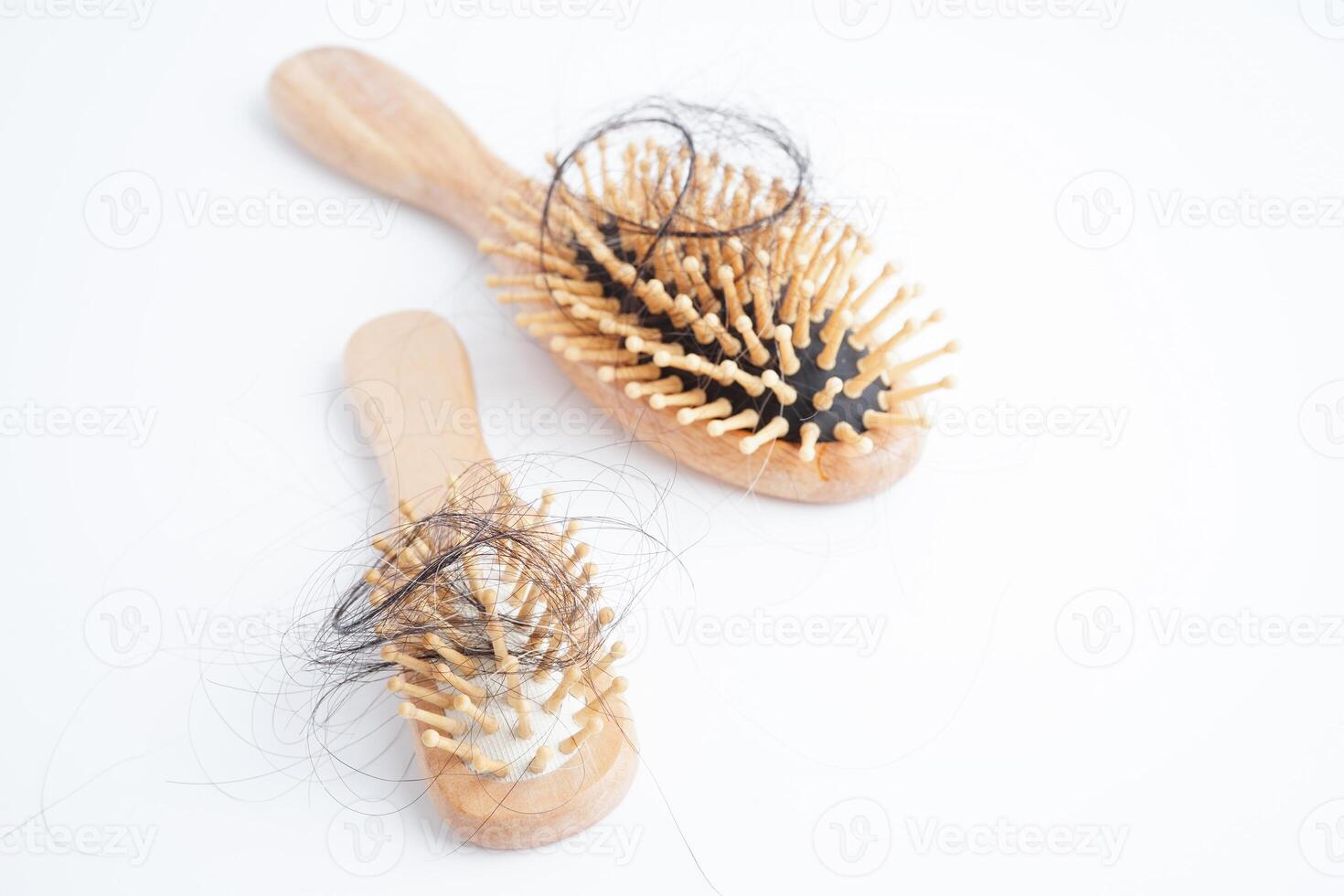 perte de cheveux chute avec brosse peigne isolé sur fond blanc. photo