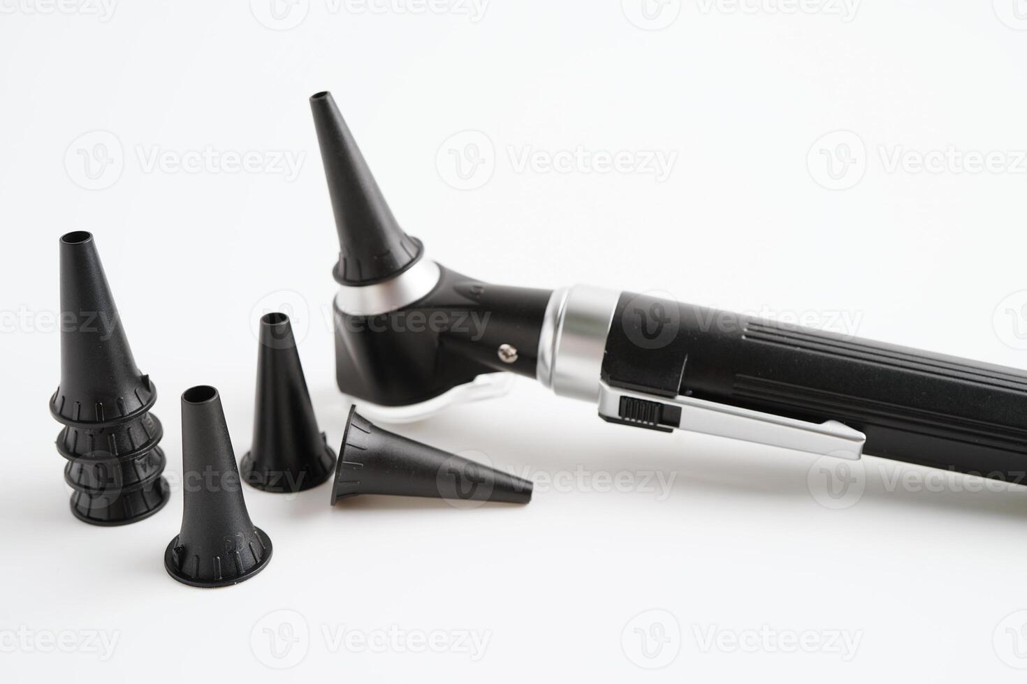 otoscope isolé sur blanc Contexte pour oto-rhino-laryngologiste ou ent médecin médecin examiner Sénior patient oreille, audition perte problème. photo