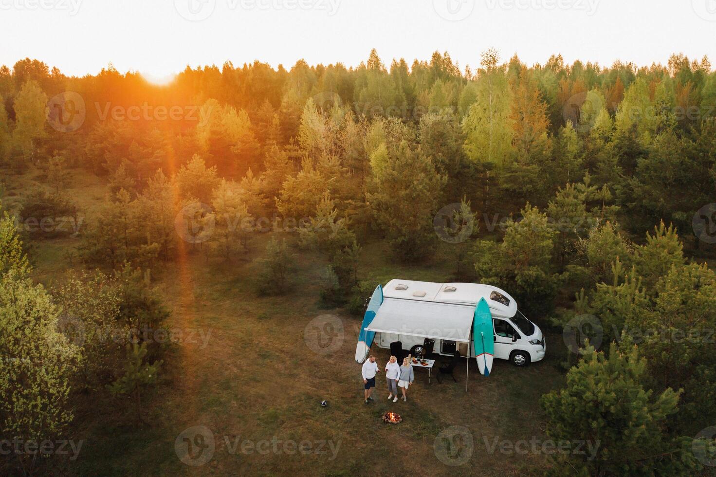 le famille est repos à leur piste de course, situé dans le forêt à le coucher du soleil photo