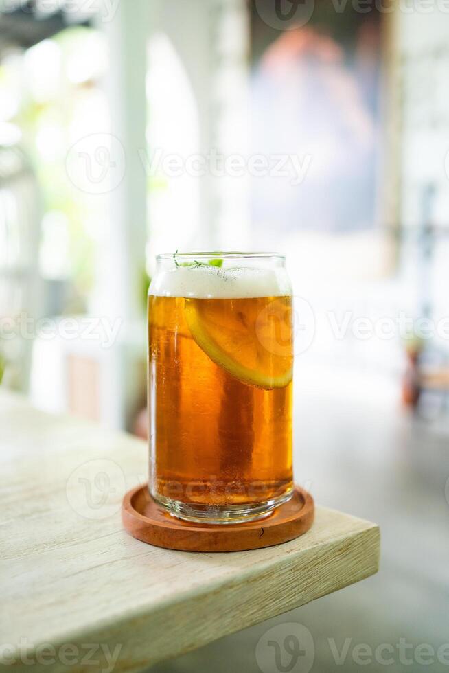 Frais du froid citron thé sur une table dans un élégant café photo