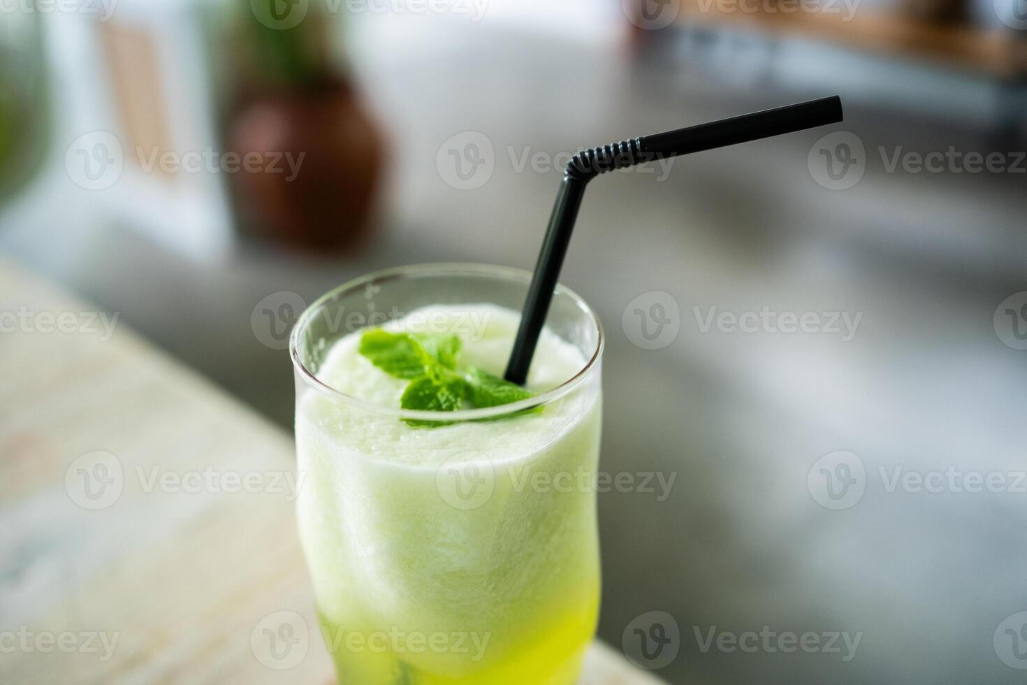 Frais du froid melon jus sur une table dans un élégant café. photo