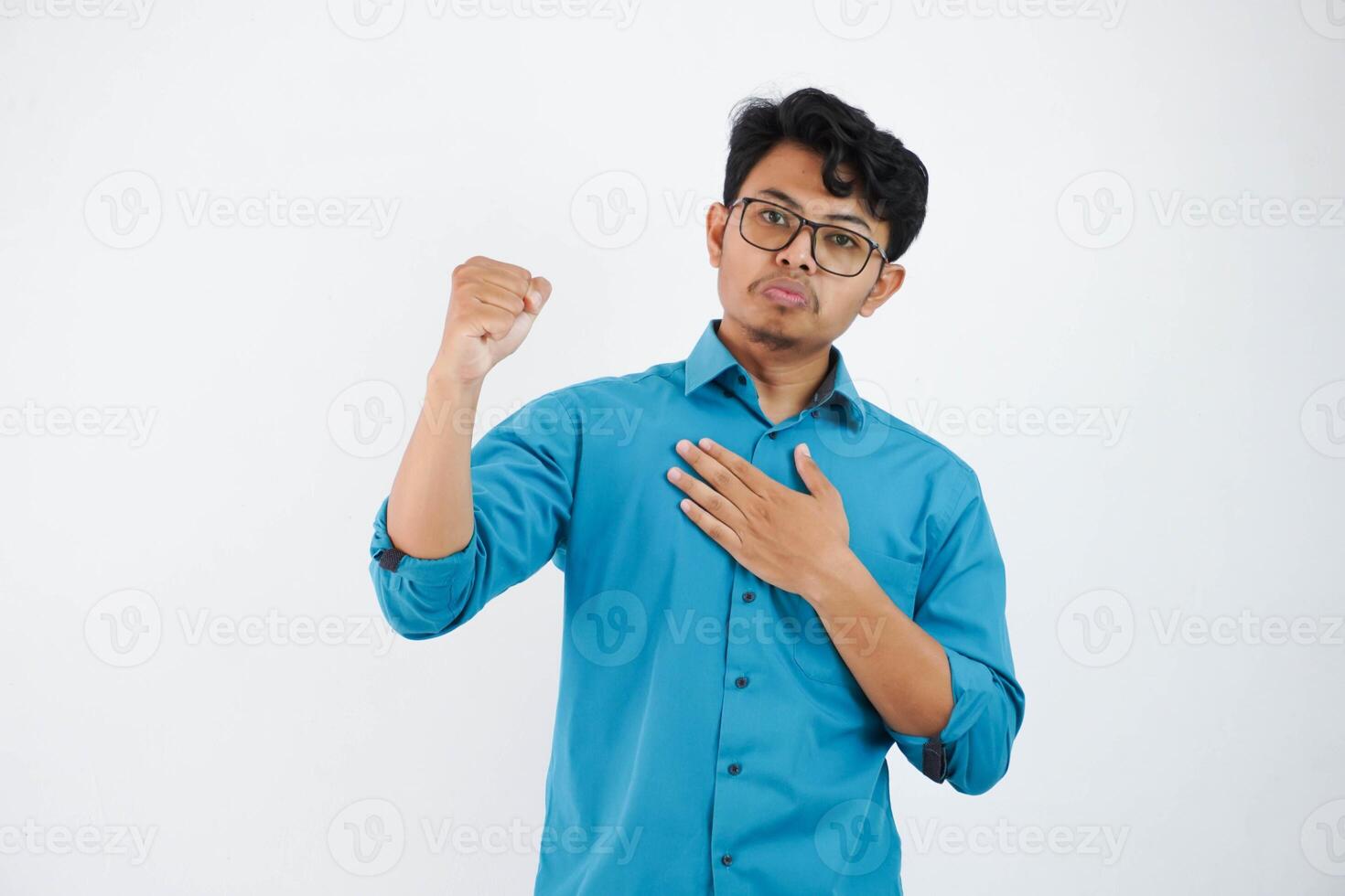 asiatique homme d'affaire portant des lunettes bleu chemise spectacle poing en haut avec satisfait content réussi isolé sur blanc Contexte photo