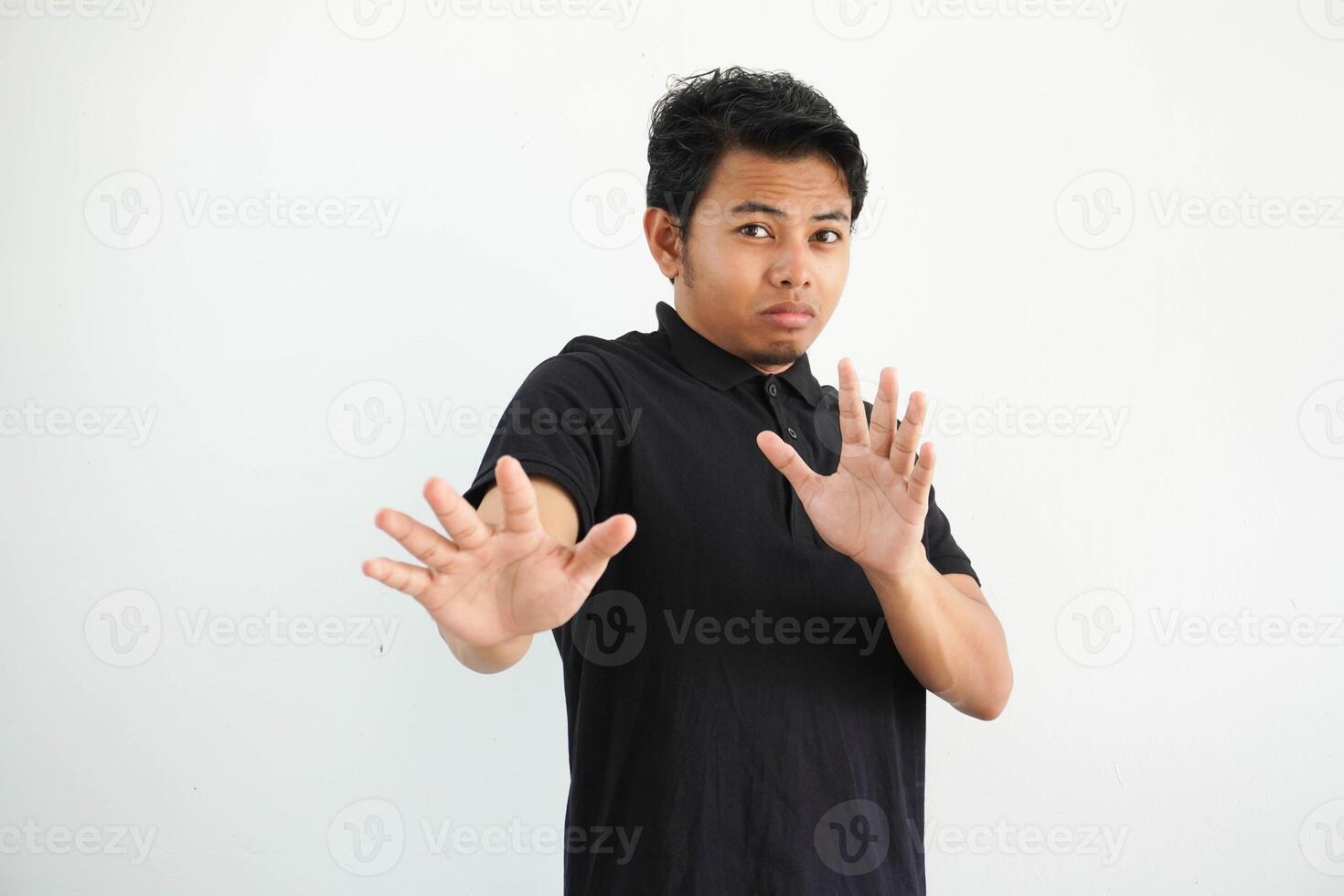 Jeune asiatique homme, étant sous le choc dû à un imminent danger portant noir polo t chemise isolé sur blanc Contexte photo