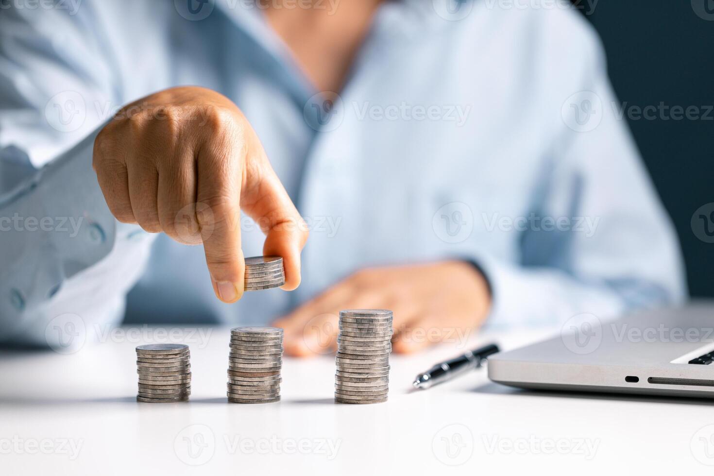 femme avec pièce de monnaie empiler. financier croissance des économies concept. économie argent par main en mettant pièces de monnaie argent comptabilité planification. photo