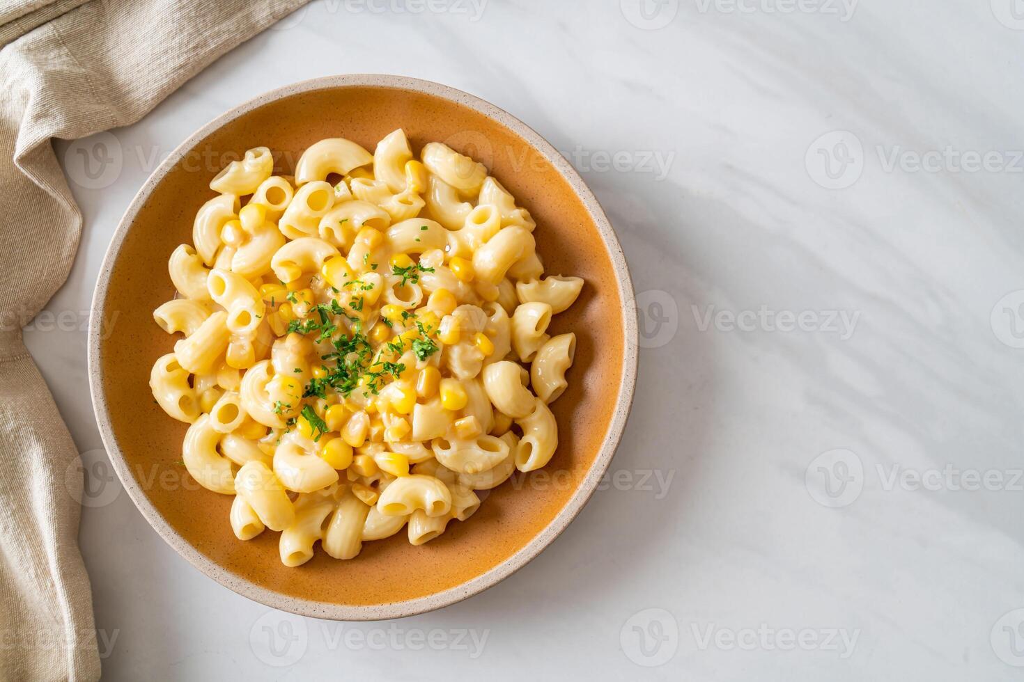 macaroni fromage de maïs crémeux sur la plaque photo