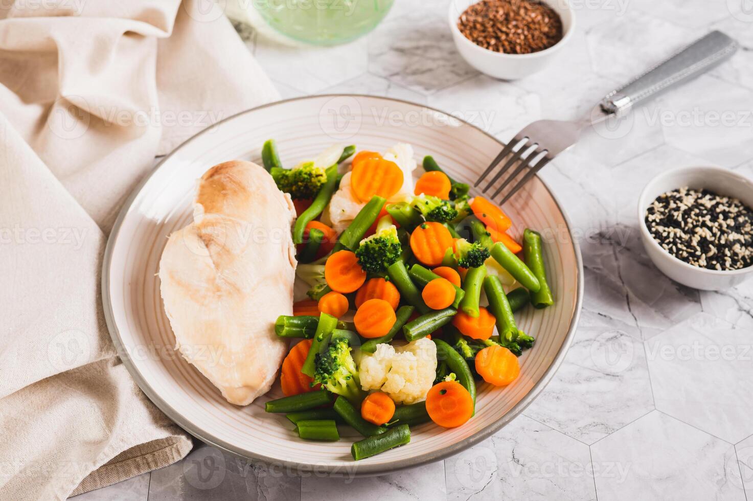bouilli assorti des légumes et poulet filet pour régime nourriture sur une assiette photo