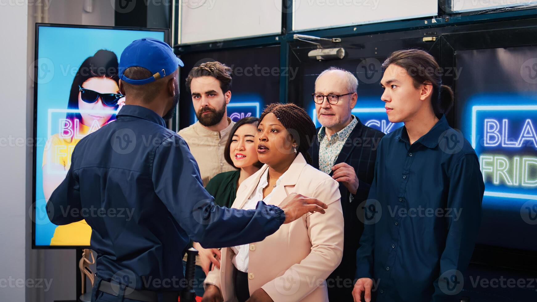 impatient groupe de les clients combat avec vente au détail boutique employé, pousser homme à entrer premier dans mode sortie. en colère désireux les acheteurs Aller fou pendant noir Vendredi Ventes événement. photo