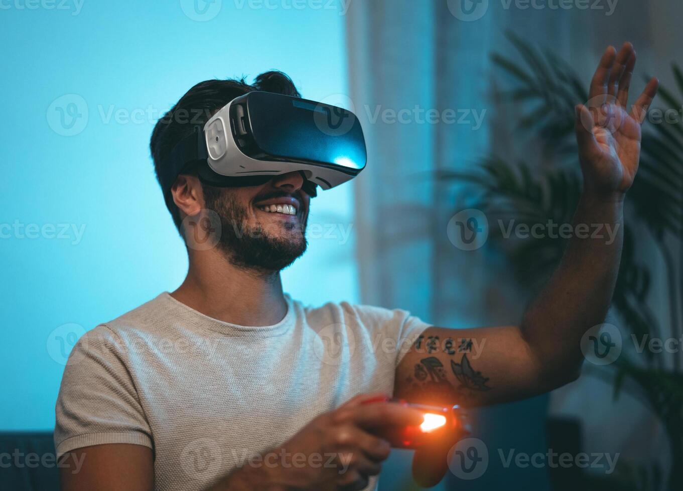 Jeune homme en jouant en ligne vidéo Jeux avec virtuel réalité des lunettes à Accueil - jeunesse gens intoxiqué à Nouveau La technologie jeu divertissement photo