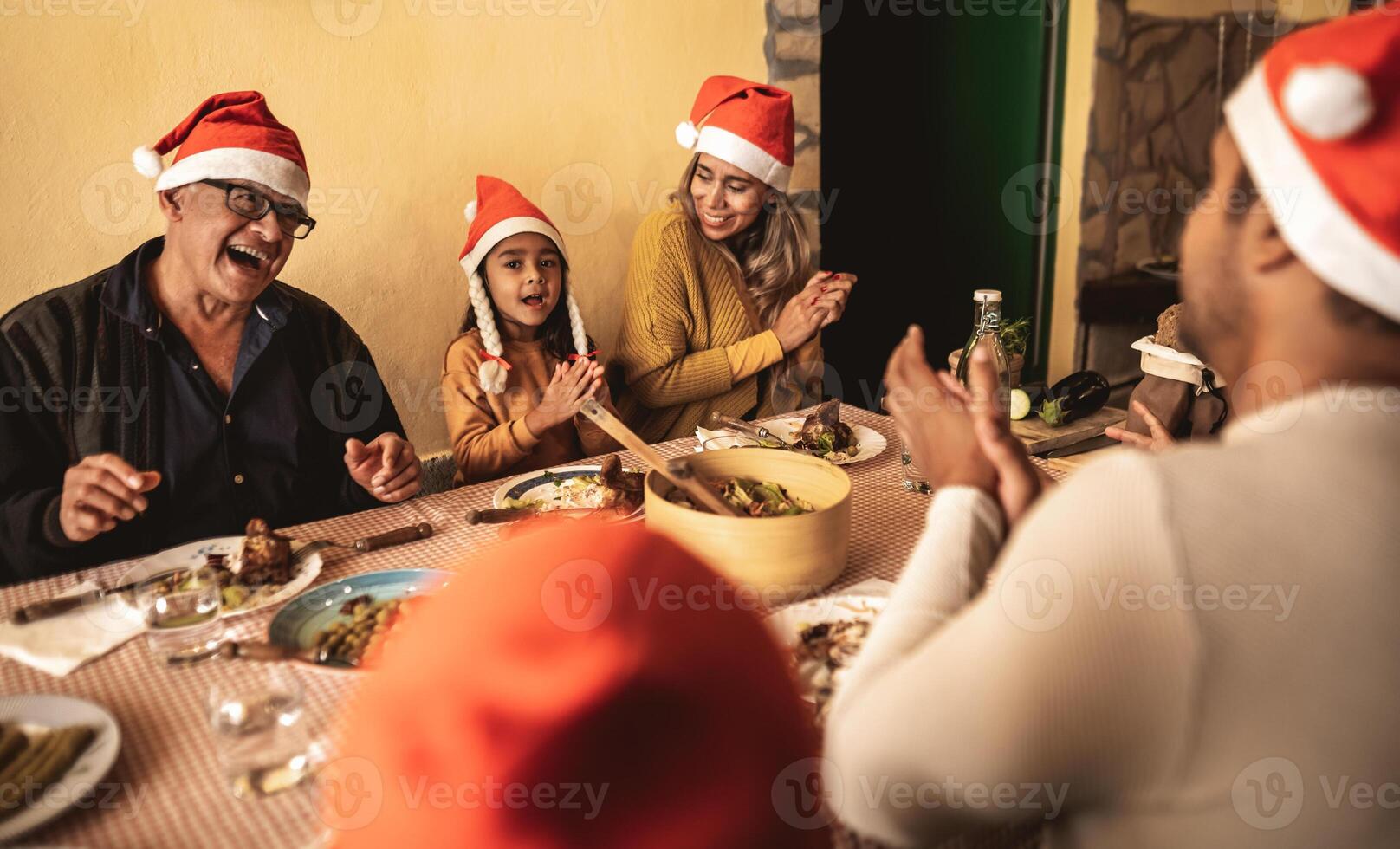 content Latin famille ayant amusement célébrer Noël vacances tandis que à manger ensemble à Accueil photo