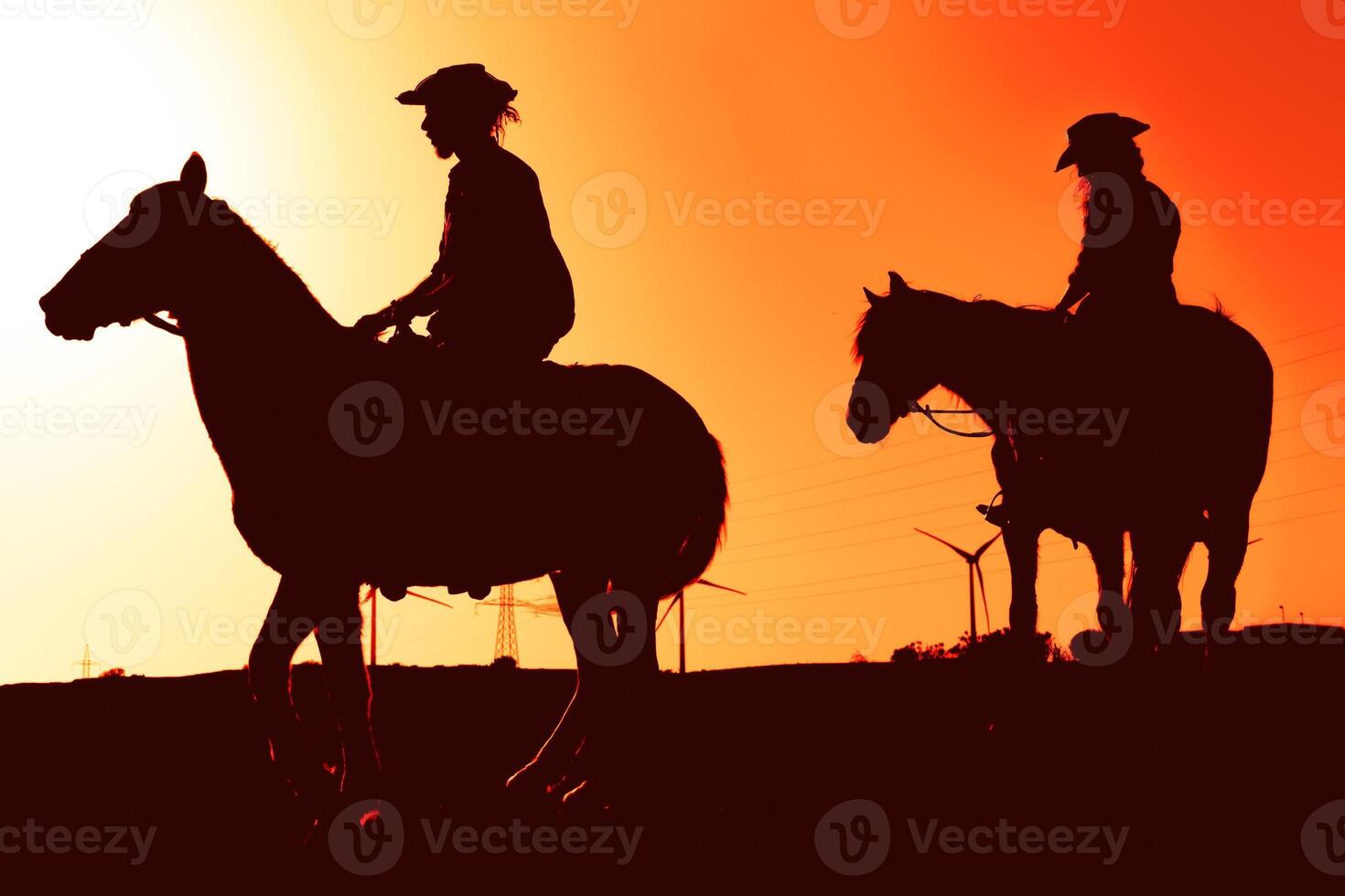 Jeune gens équitation les chevaux à le coucher du soleil temps - silhouette à cheval Voyage gens ayant amusement explorant sauvage la nature - animaux passion et équestre mode de vie concept photo