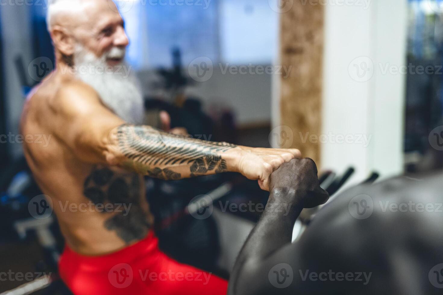 les athlètes avec différent âge et course Faire bicyclette des exercices dans Gym - en forme gens formation sur cyclisme machine dans santé bien-être centre - sport activité et aptitude mode de vie concept photo