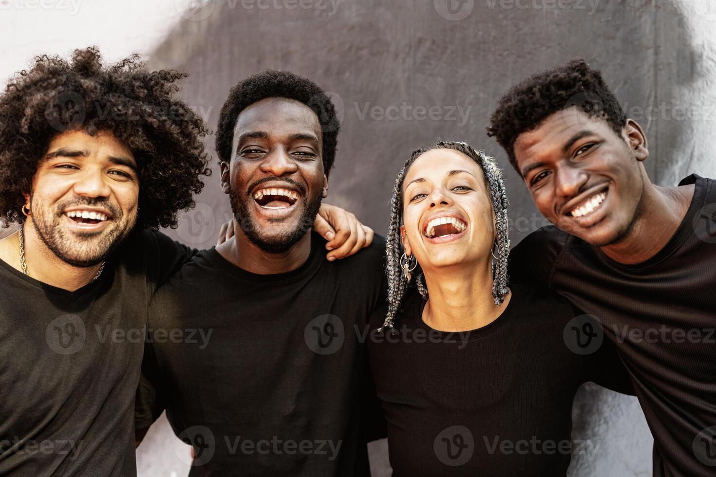 content groupe de multiracial gens ayant amusement en riant dans de face de caméra Extérieur photo