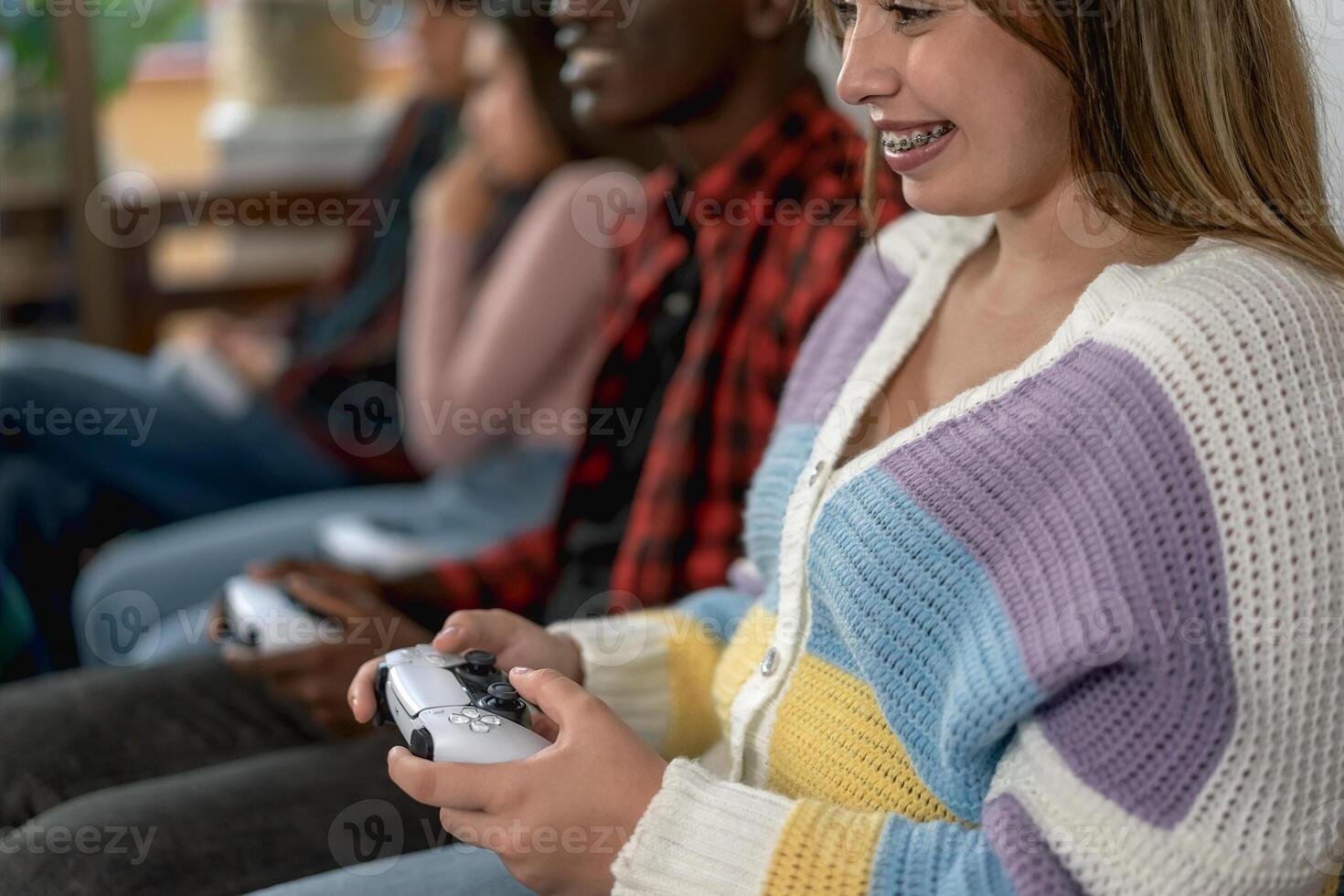 Jeune multiracial adolescents en jouant en ligne vidéo Jeu console à Accueil - jeunesse gens intoxiqué à Nouveau La technologie jeu divertissement photo