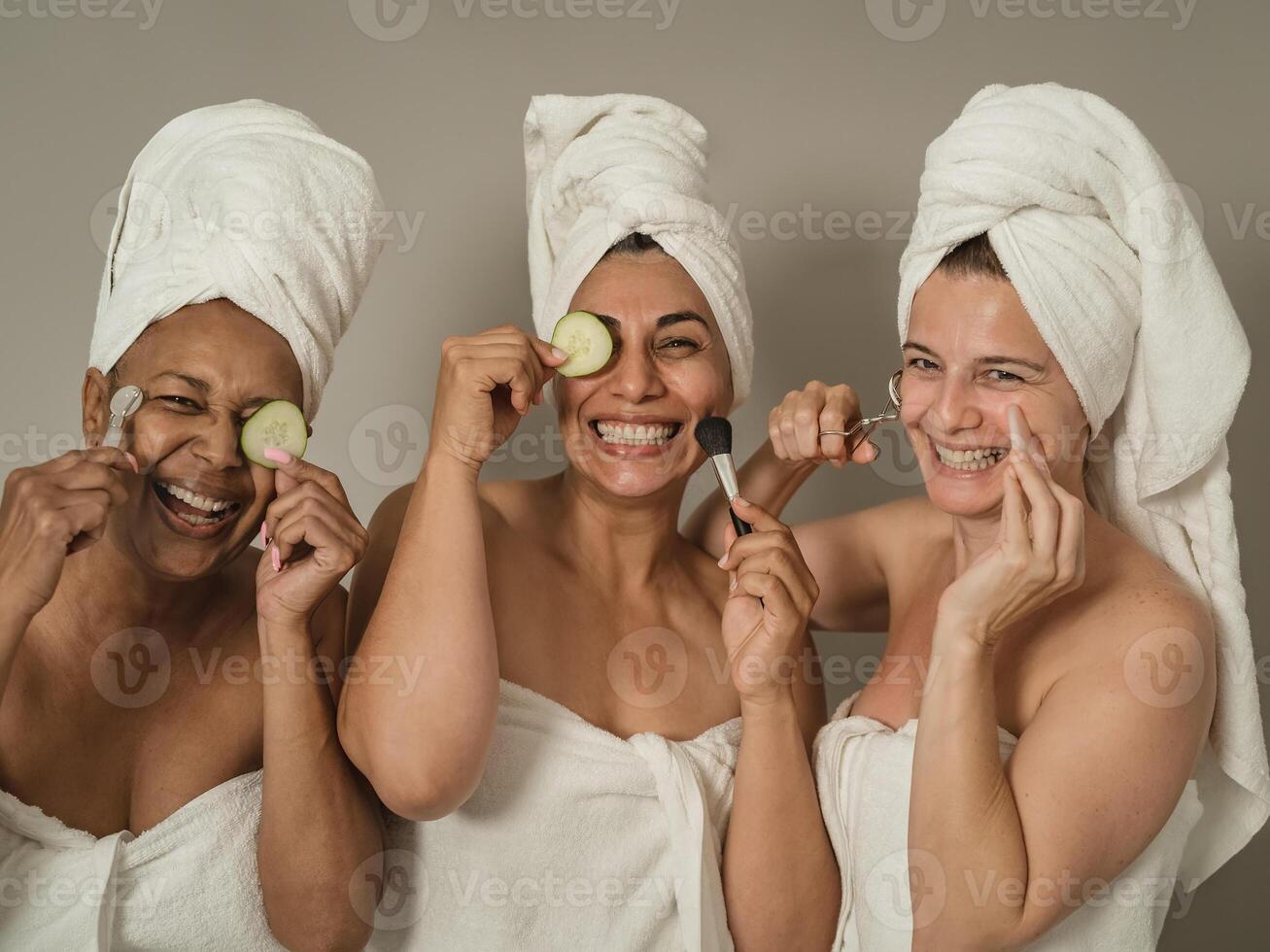 content femelles ayant peau se soucier spa journée - gens bien-être et soins auto-administrés concept photo