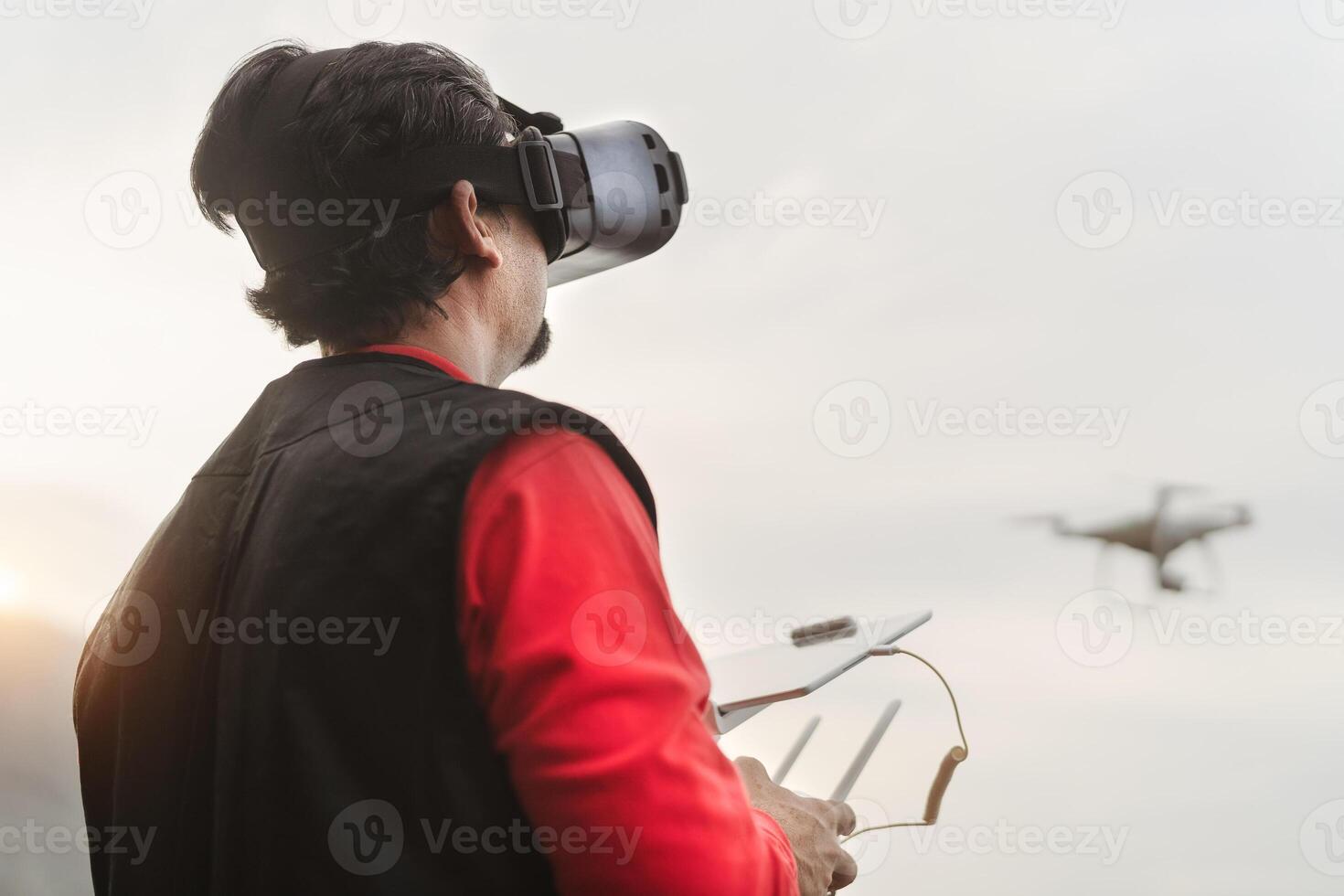 Masculin professionnel pilote Faire fpv expérience en utilisant virtuel réalité des lunettes et drone - La technologie et innovation concept photo