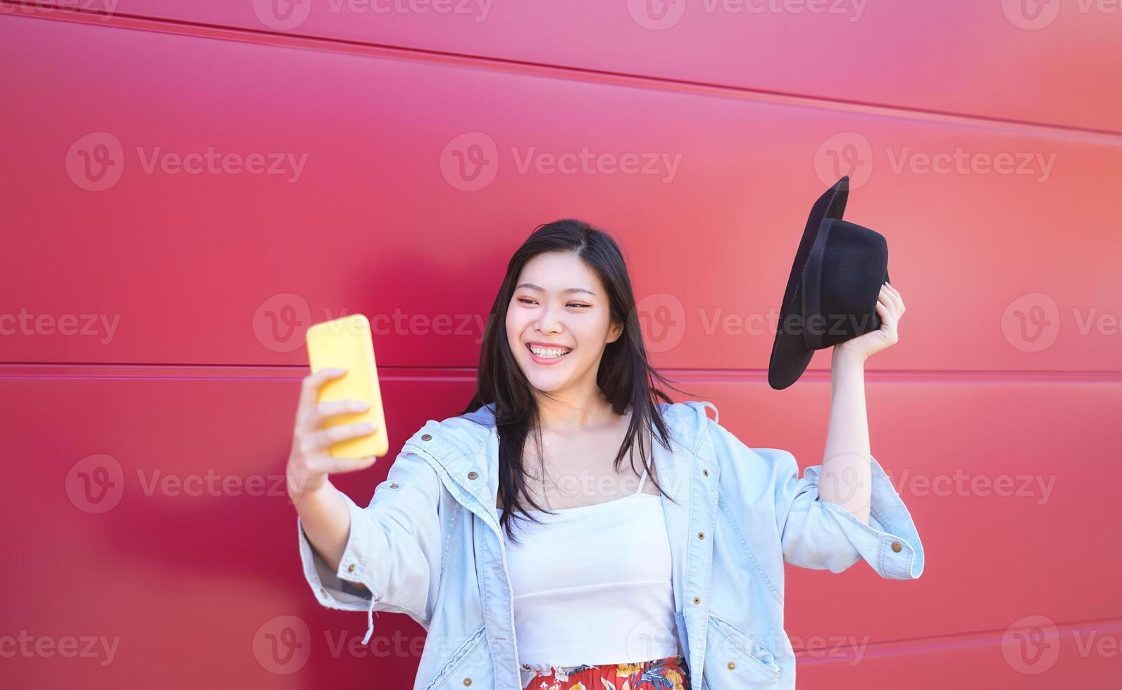 content asiatique fille prise selfie avec mobile intelligent téléphone Extérieur - Jeune influenceur ayant amusement avec Nouveau les tendances social réseaux applications - millénaire génération mode de vie gens La technologie photo