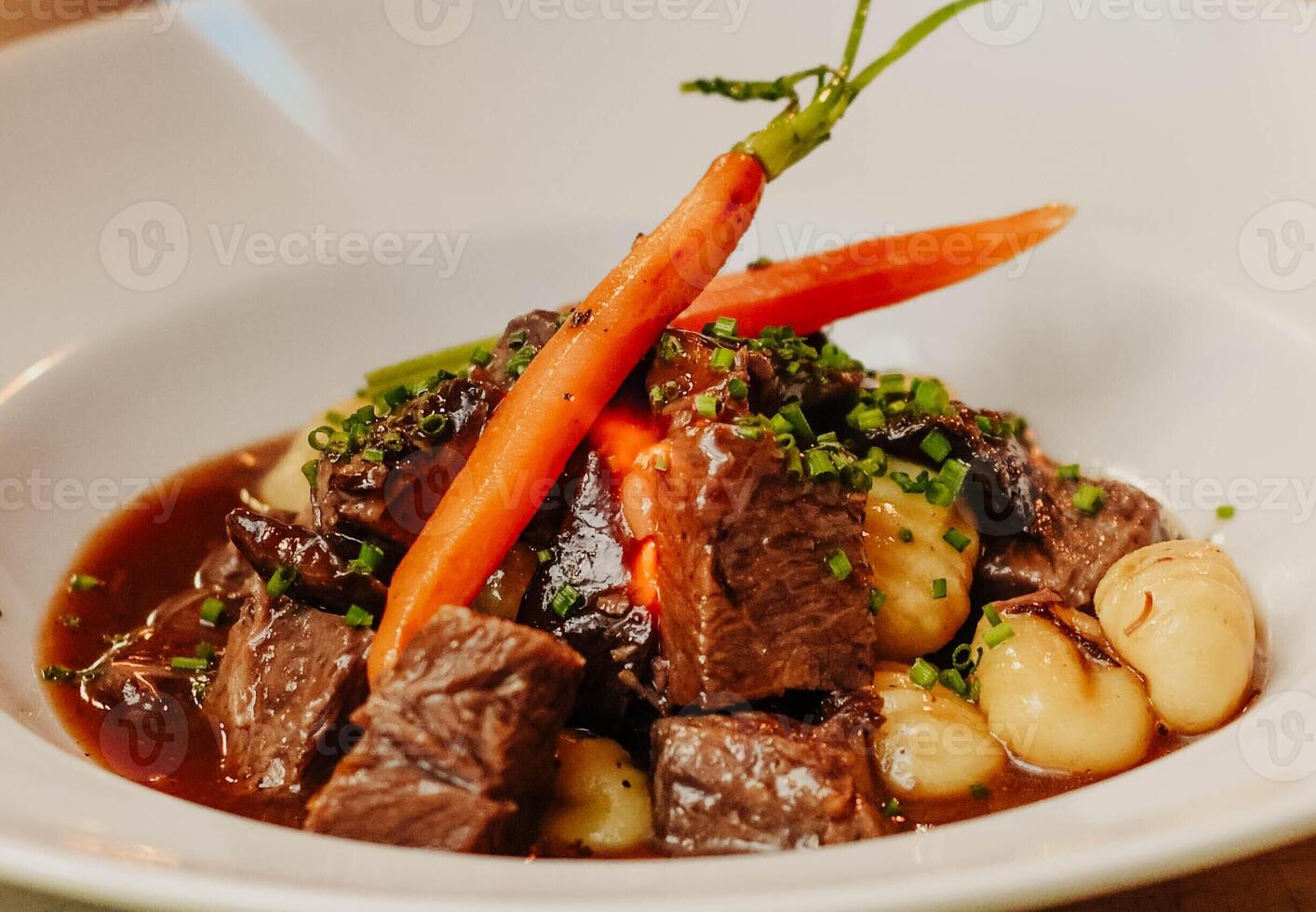 gourmet Gnocchi plat avec du boeuf ragoût photo