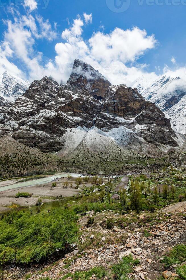 lahaul vallée dans himalaya avec enneigé montagnes. Himachal pradesh, Inde photo