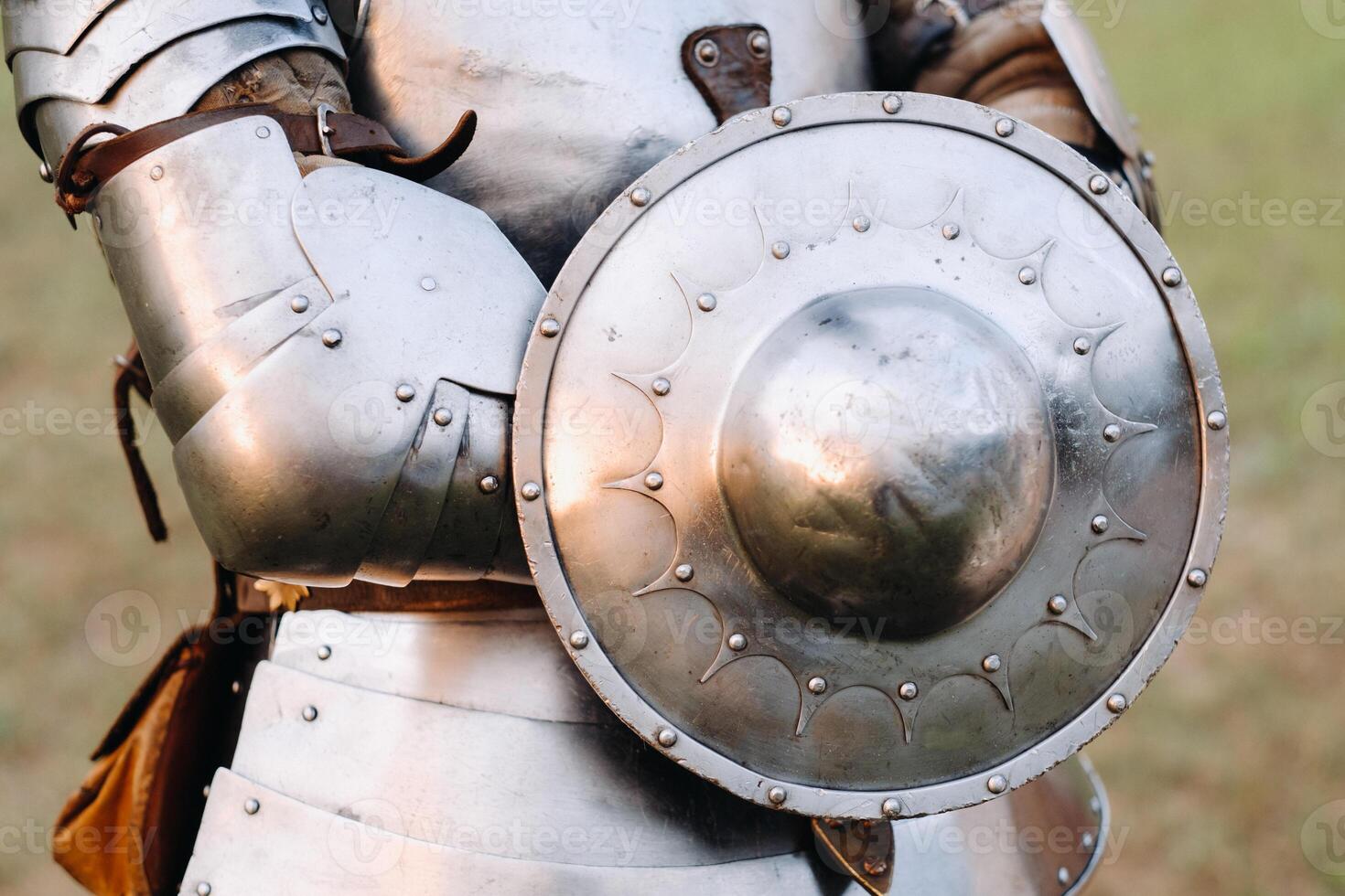 un ancien bouclier de ancien chevalier armure.a médiéval concept.métallique texture photo