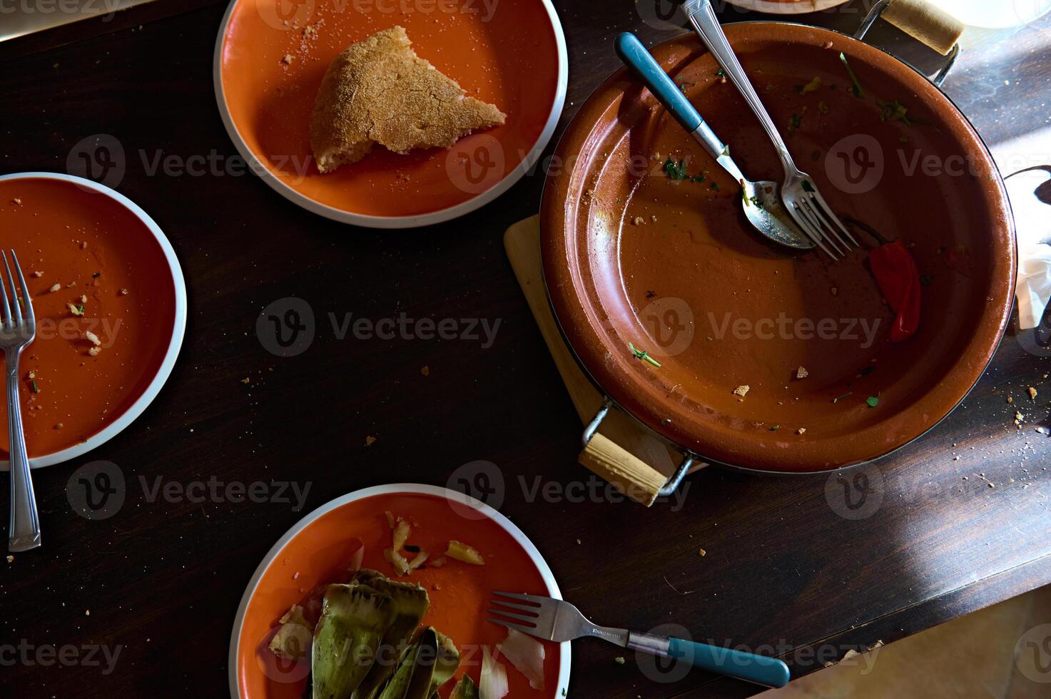 sale vaisselle et sale argile assiettes et des pots avec le du repos de inachevé déjeuner. nourriture bloguer photo