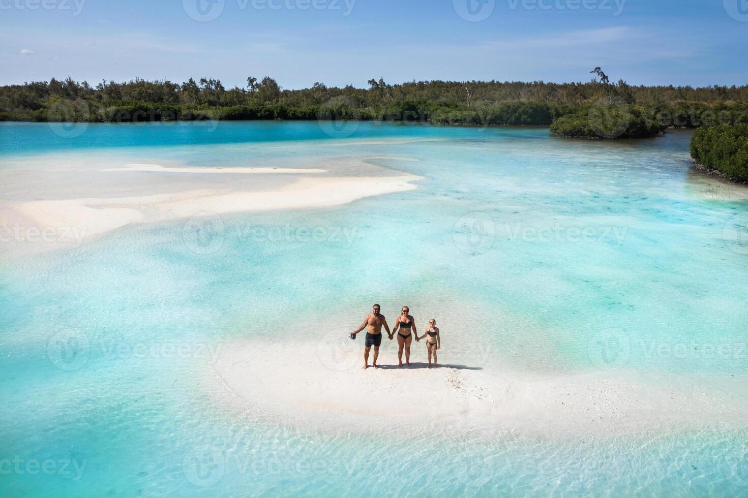 famille sur le tropical île de maurice.la famille des stands sur une petit île dans le Indien océan. photo