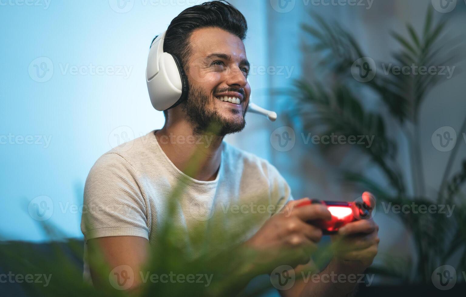 Jeune homme en jouant en ligne vidéo Jeux à Accueil - jeunesse gens intoxiqué à Nouveau La technologie jeu divertissement photo