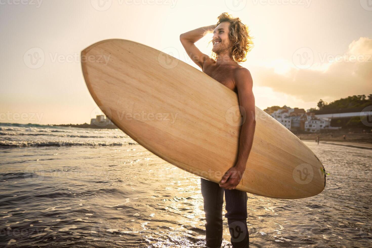 Jeune surfeur ayant amusement profiter une le surf journée à le coucher du soleil temps - extrême sport mode de vie gens concept photo