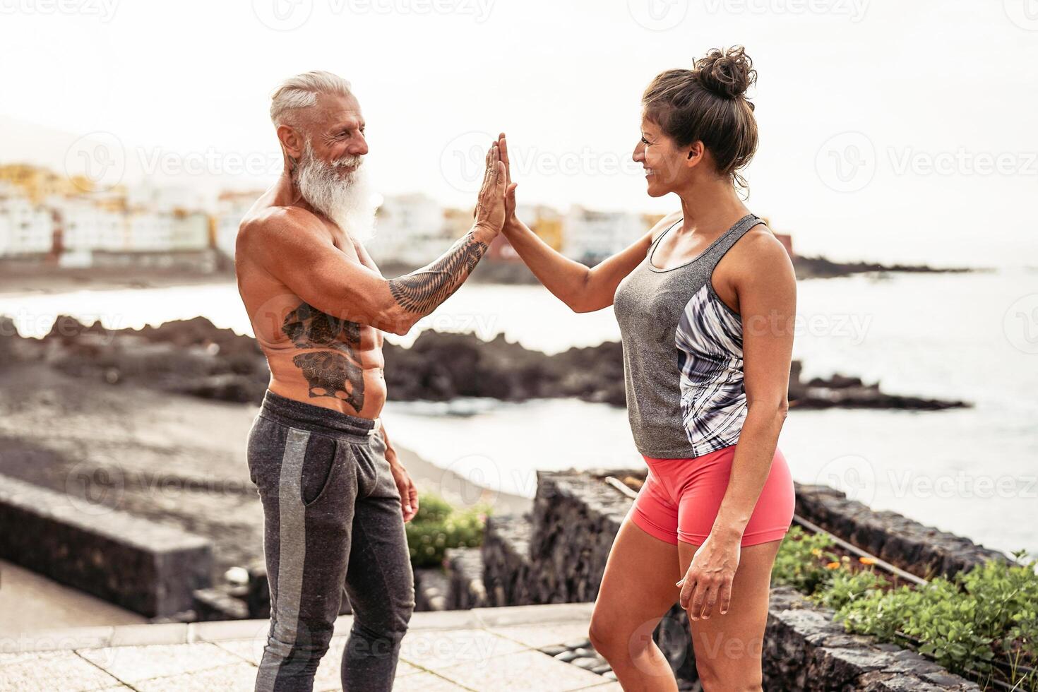 aptitude couple empilage mains pendant une faire des exercices journée Extérieur - content les athlètes motivant chaque autre - concept de gens entraînement, adapter, habilitant et la musculation mode de vie photo