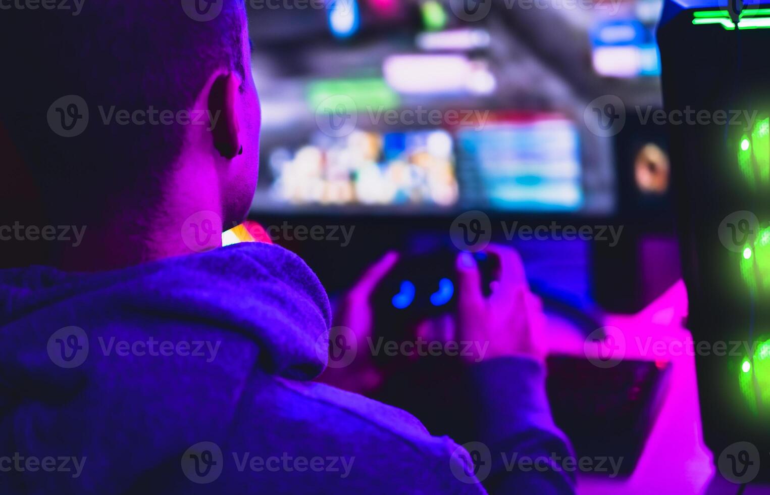 Jeune joueur en jouant en ligne vidéo Jeux tandis que diffusion sur social médias - jeunesse gens intoxiqué à Nouveau La technologie Jeu photo