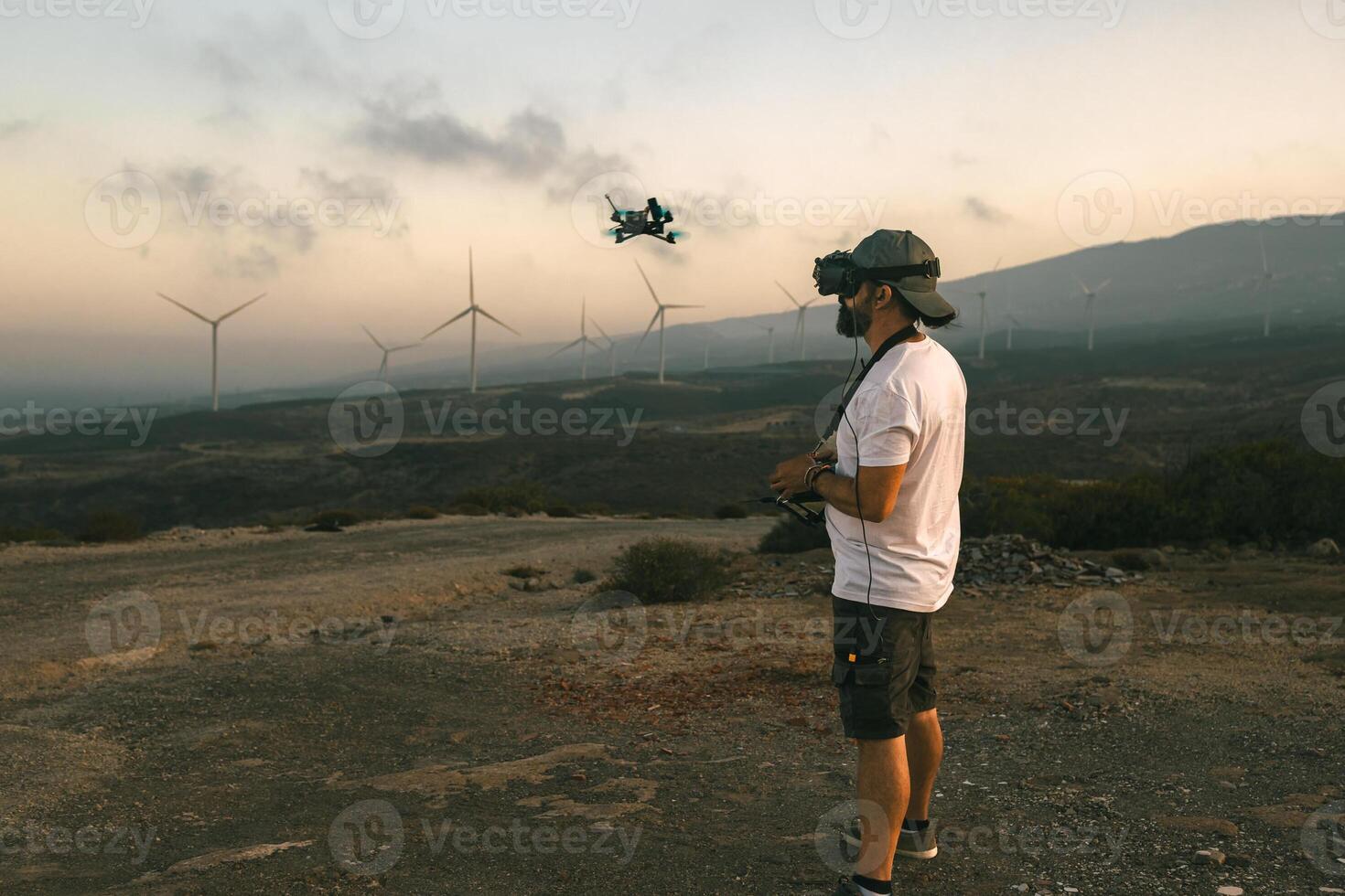 drone ingénieur en utilisant premier la personne vue La technologie sur le turbine ferme - alternative énergie et aérien ingénierie concept photo