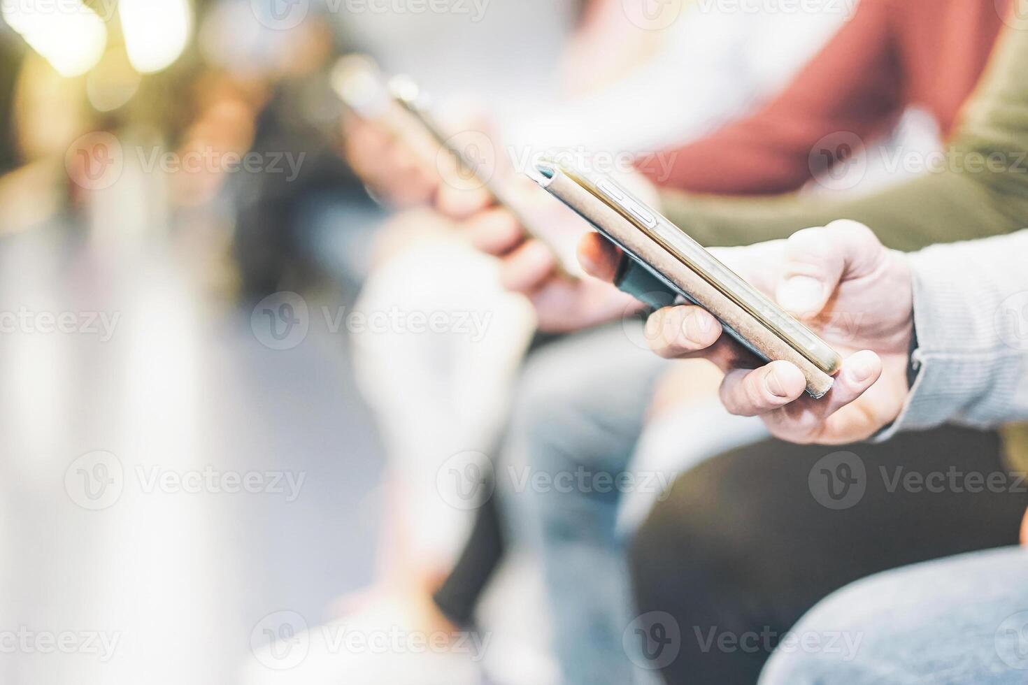 groupe de millénaire copains en train de regarder leur intelligent mobile Téléphone (s - Nouveau génération intoxiqué à Nouveau La technologie les tendances - concept de personnes, technologie et social médias réseau photo