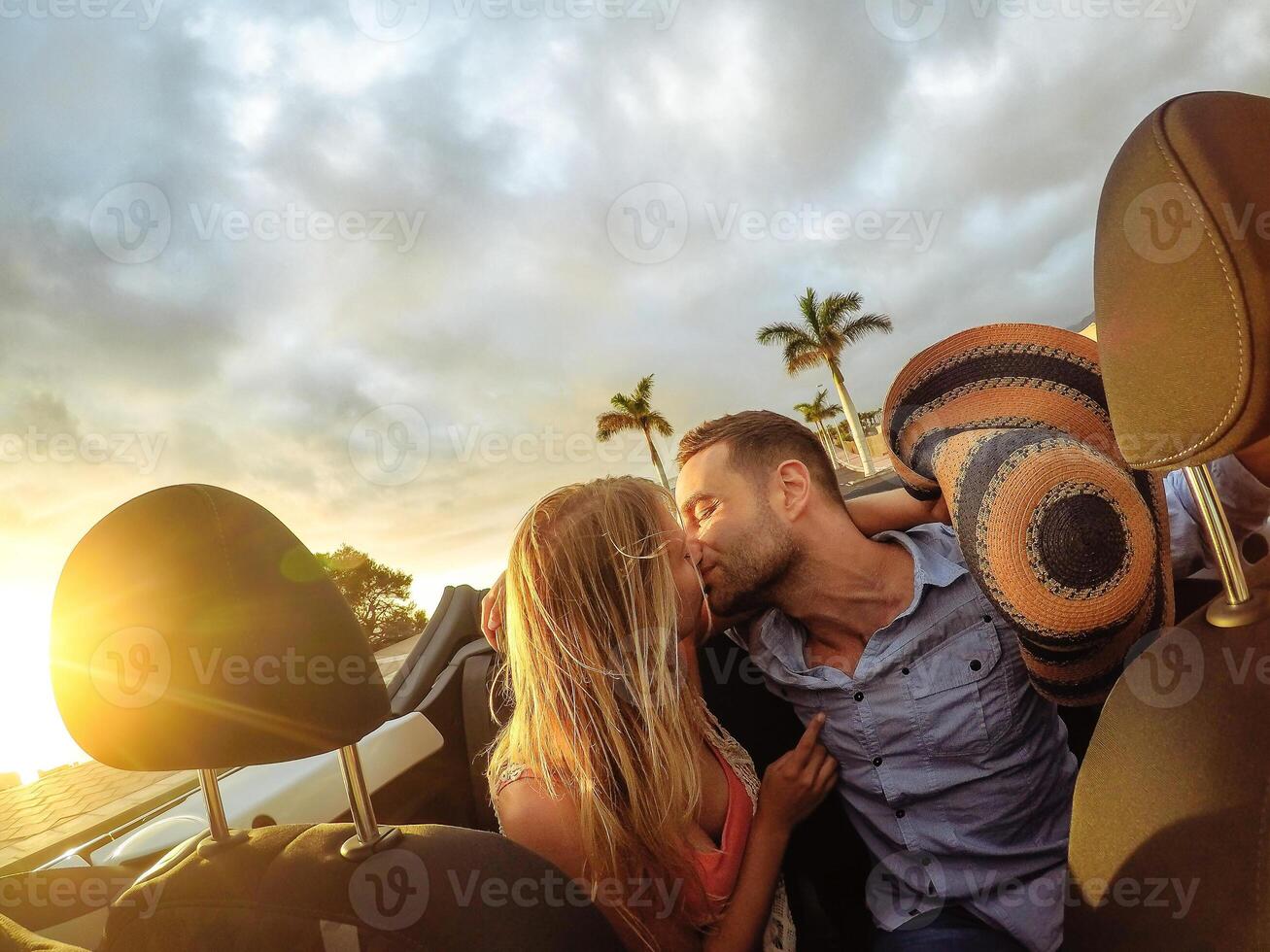 branché Jeune couple ayant une soumissionner moment dans convertible voiture pendant leur route voyage - content romantique nouveau marié Date embrasser dans cabriolet auto - aimer, relation et jeunesse romance vacances mode de vie photo